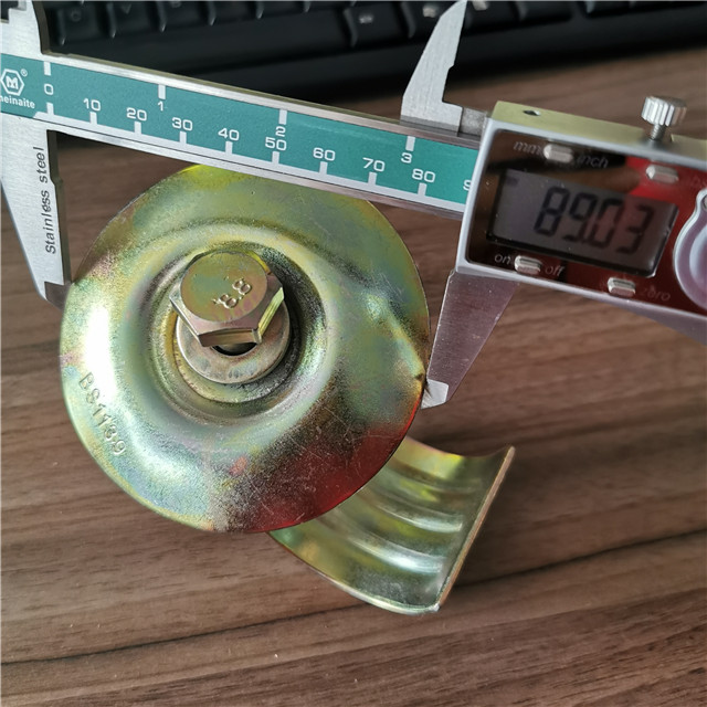 Show toe board clip 02