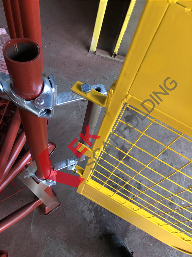 Bezpečnostní brána s přístupem k lešení na žebříku stavebního materiálu
