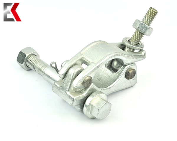 Polovičn&iacute; otočn&aacute; spojka 