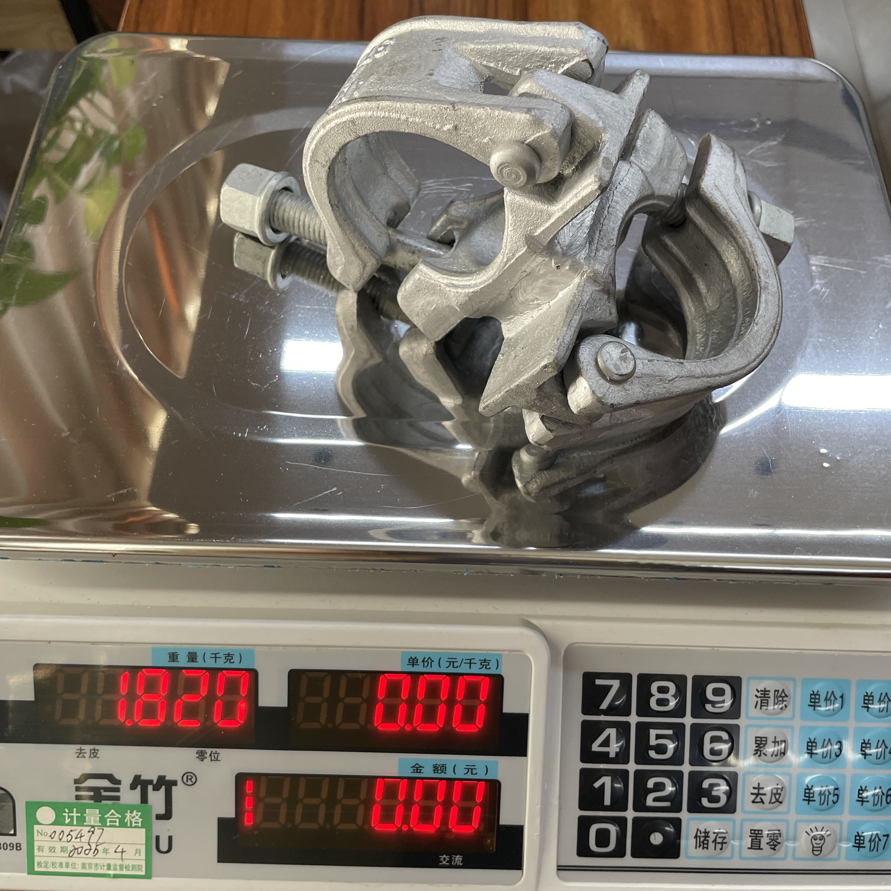 tvaru Svorka na lešen&iacute; 