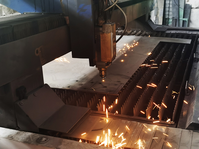 Řez&aacute;n&iacute; laseru z&aacute;kladn&iacute; desky