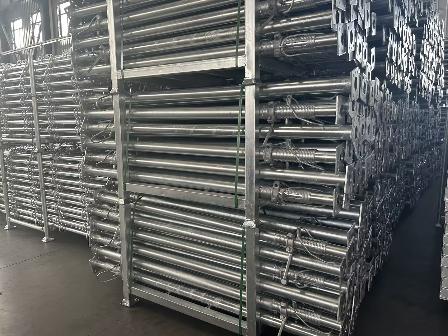 kovov&eacute; podpěry 