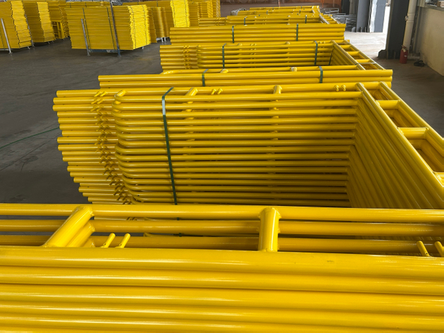 žlut&aacute; proch&aacute;zka přes r&aacute;m