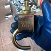 Fitting lešení BS1139 Skafold Clamp Coupler stisknuté tlačítko na desce