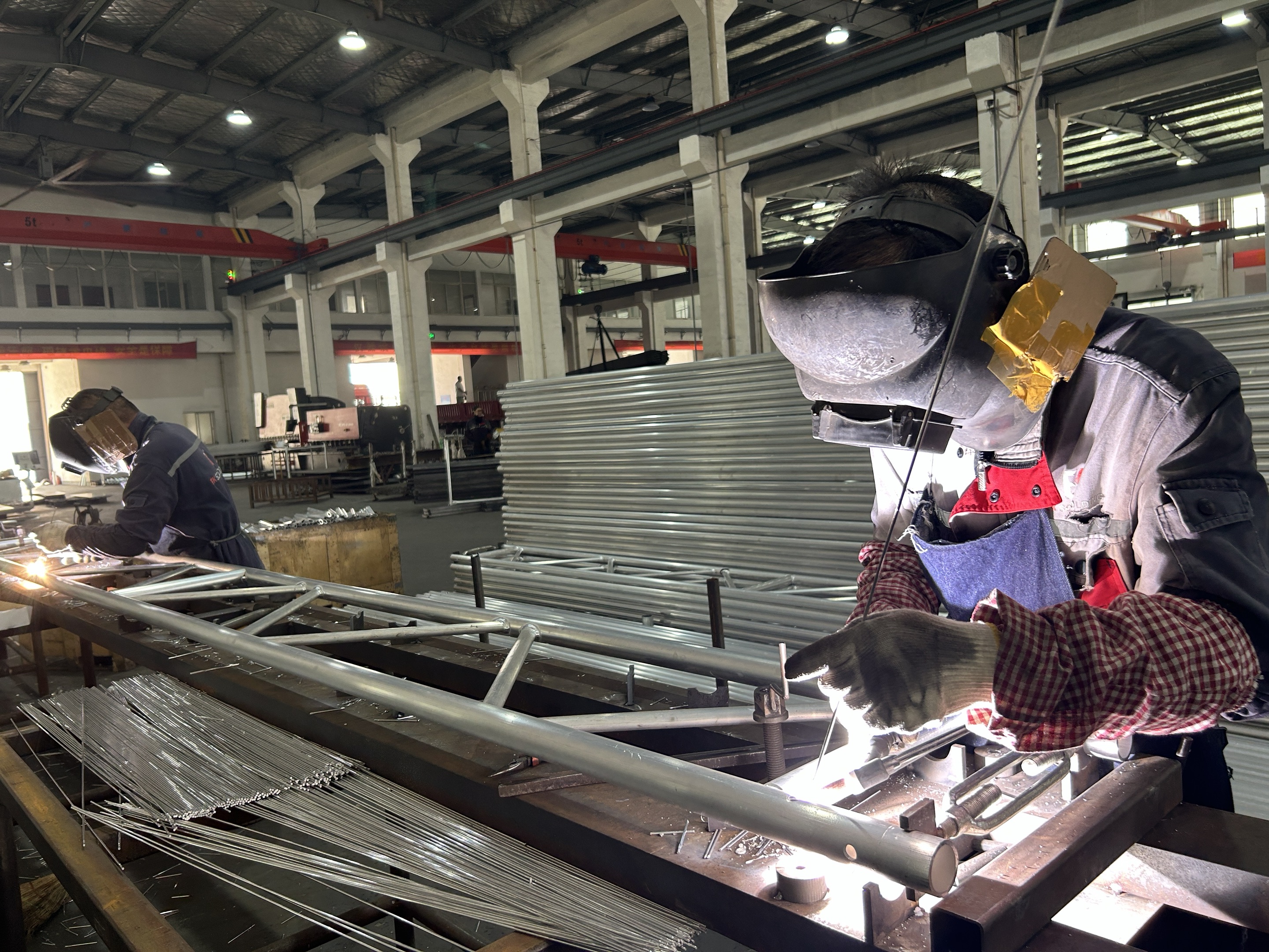 svařov&aacute;n&iacute; hlin&iacute;kov&eacute;ho př&iacute;hradov&eacute;ho nosn&iacute;ku 