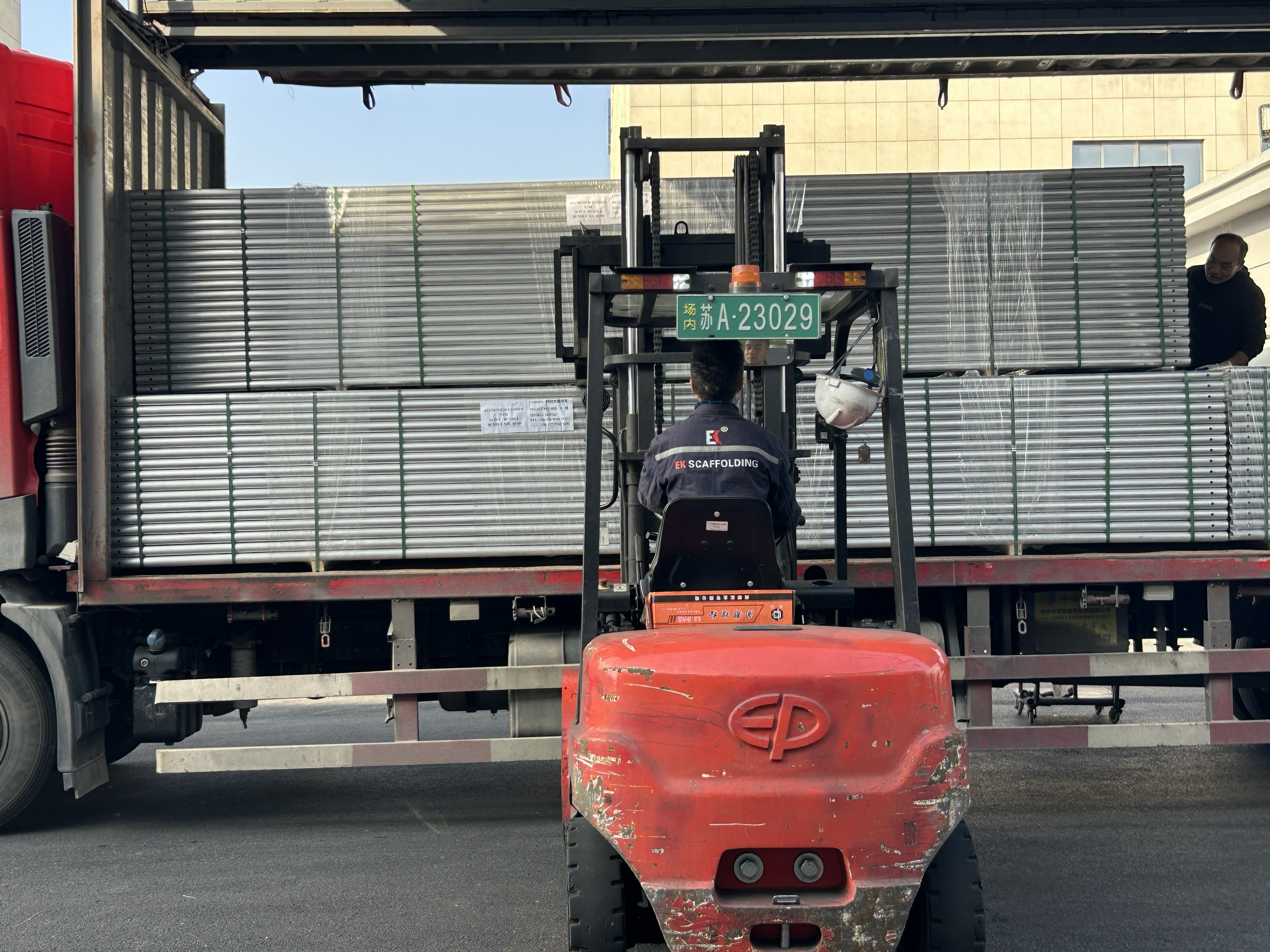 přeprava hlin&iacute;kov&eacute;ho př&iacute;hradov&eacute;ho nosn&iacute;ku 