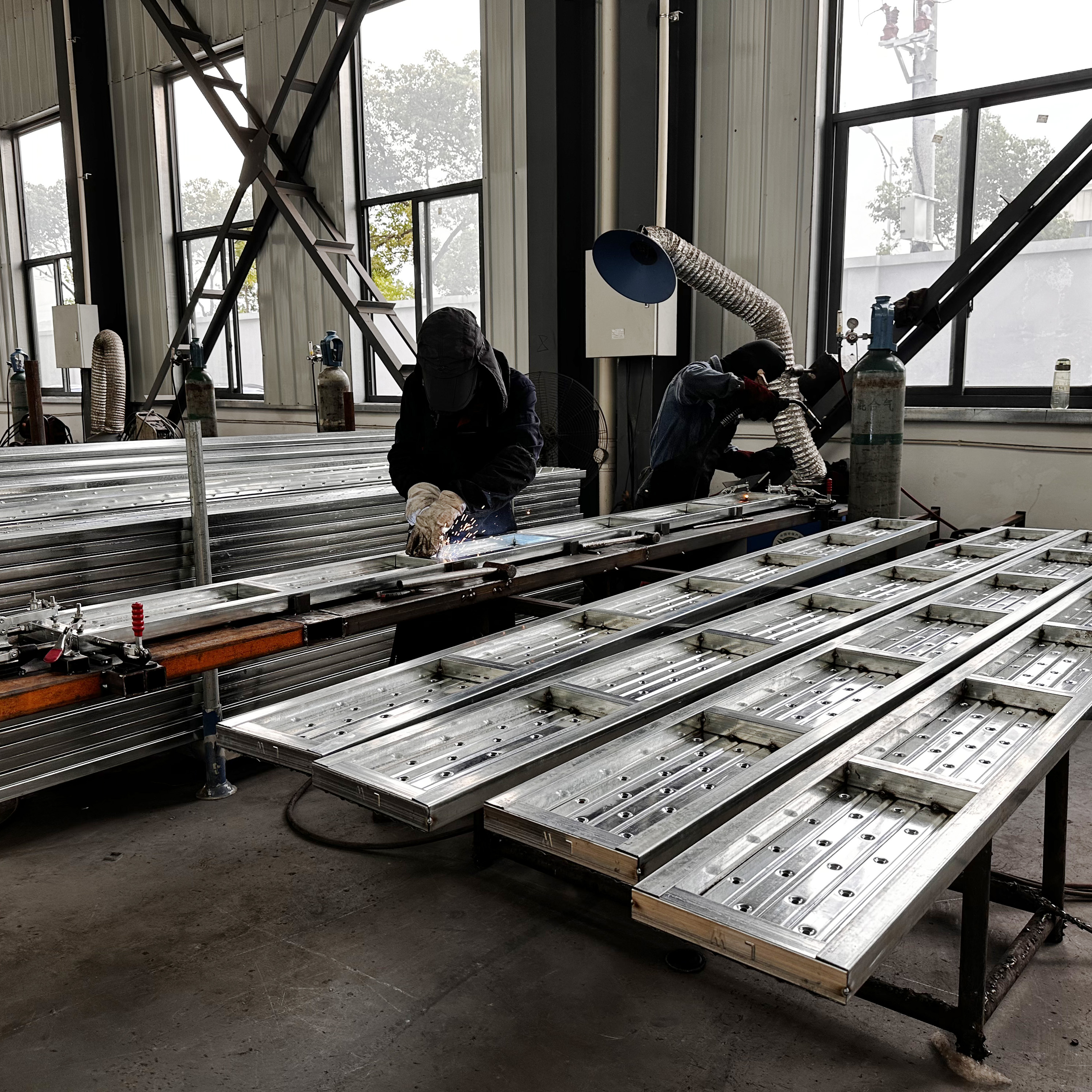 uzavřen&eacute; ocelov&eacute; prkno 