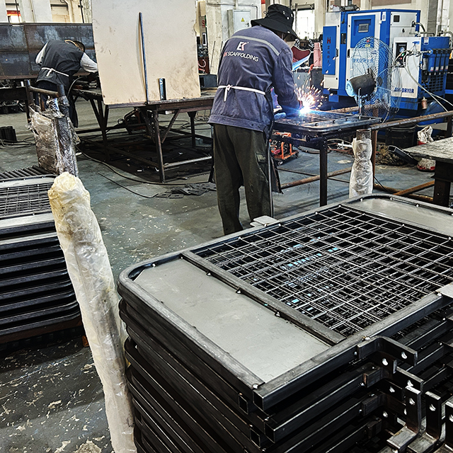 Obrazy v&yacute;roby reverzibiln&iacute; žebř&iacute;kov&eacute; př&iacute;stupov&eacute; br&aacute;ny 