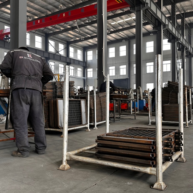 Obrazy v&yacute;roby reverzibiln&iacute; žebř&iacute;kov&eacute; př&iacute;stupov&eacute; br&aacute;ny 