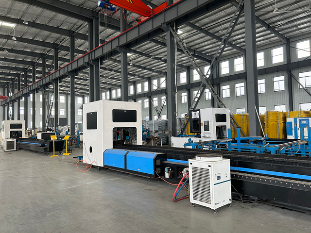 Řez&aacute;n&iacute; laserov&eacute; trubice z ocelov&eacute; podpěry