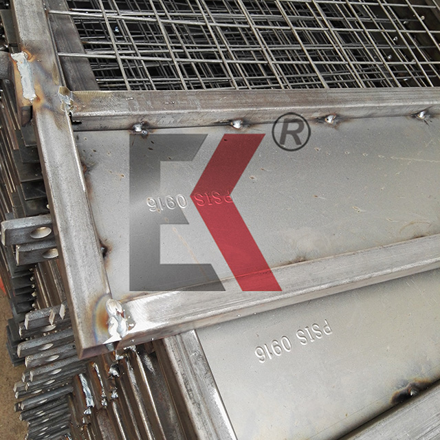 Př&iacute;stup k lešen&iacute; Bezpečnostn&iacute; br&aacute;na