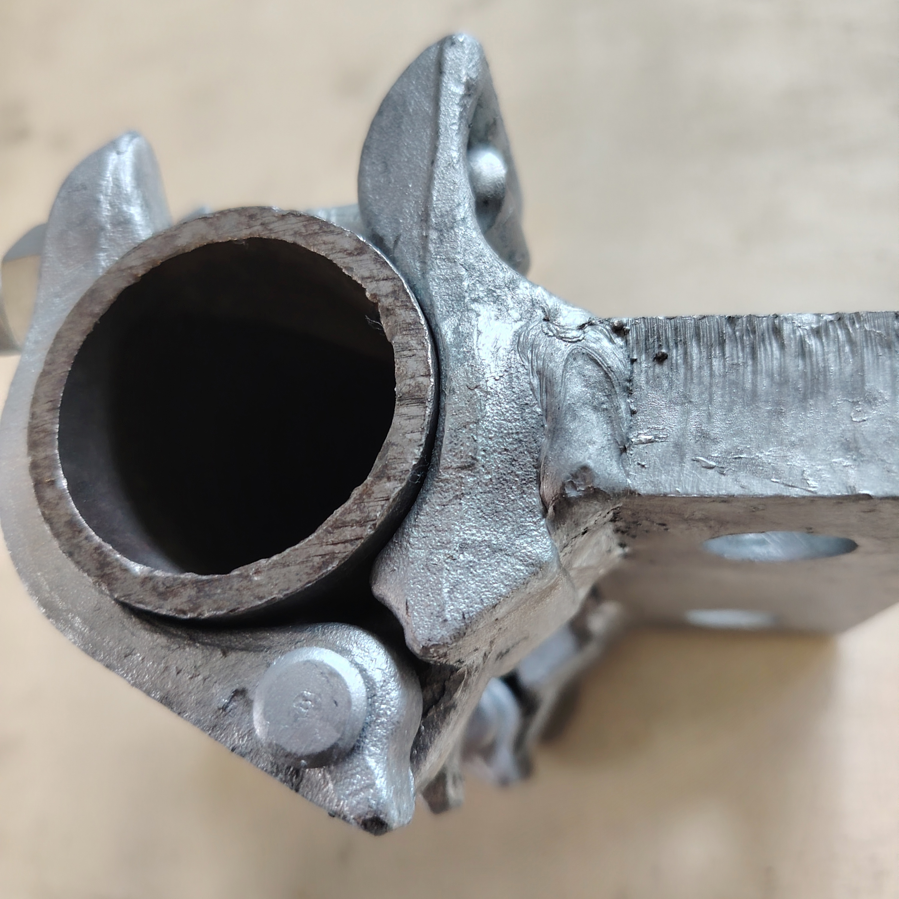 Bespoke Base Speciálně tvarovaná svorka na lešení