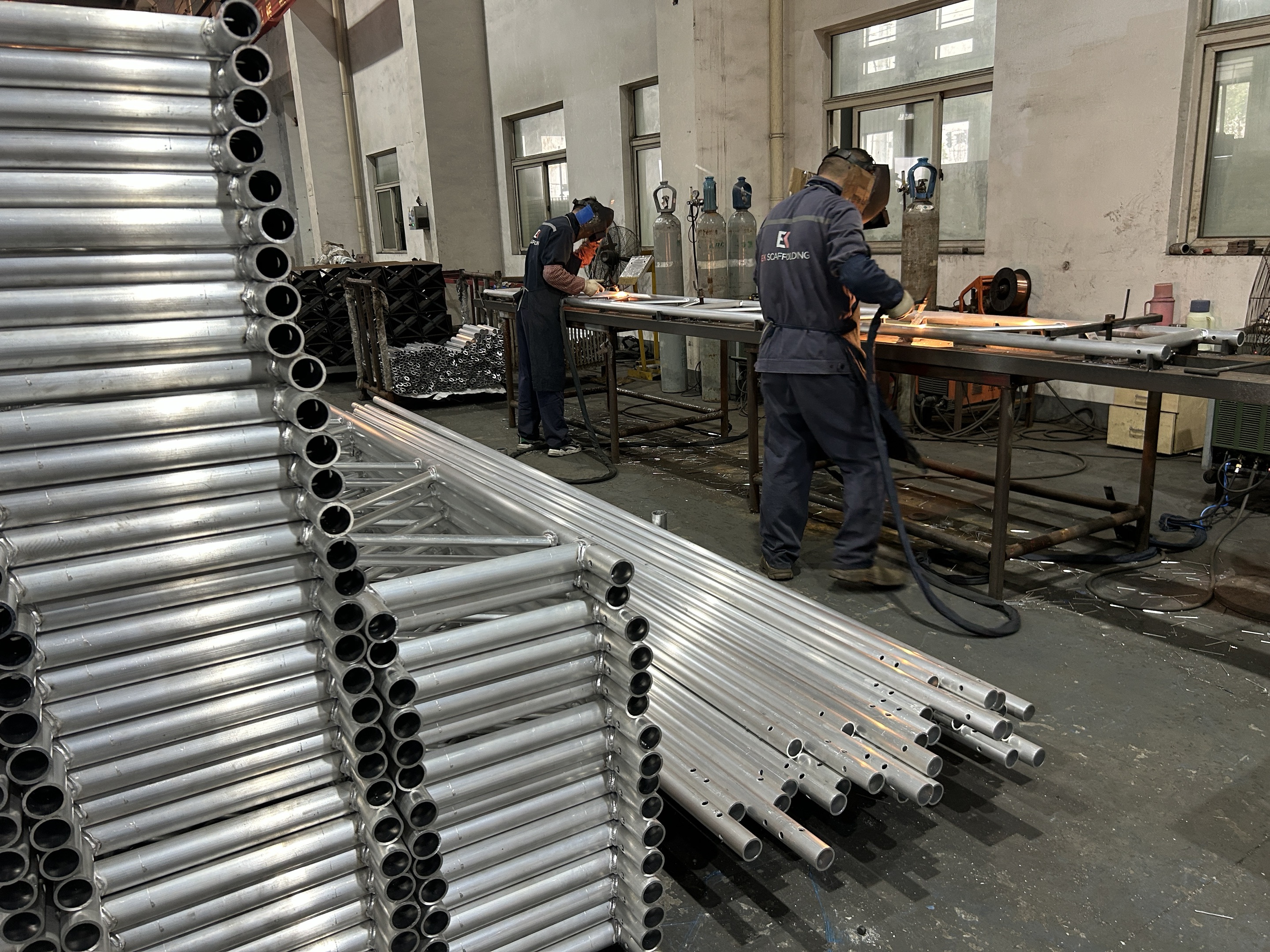 svařov&aacute;n&iacute; hlin&iacute;kov&eacute;ho př&iacute;hradov&eacute;ho nosn&iacute;ku 