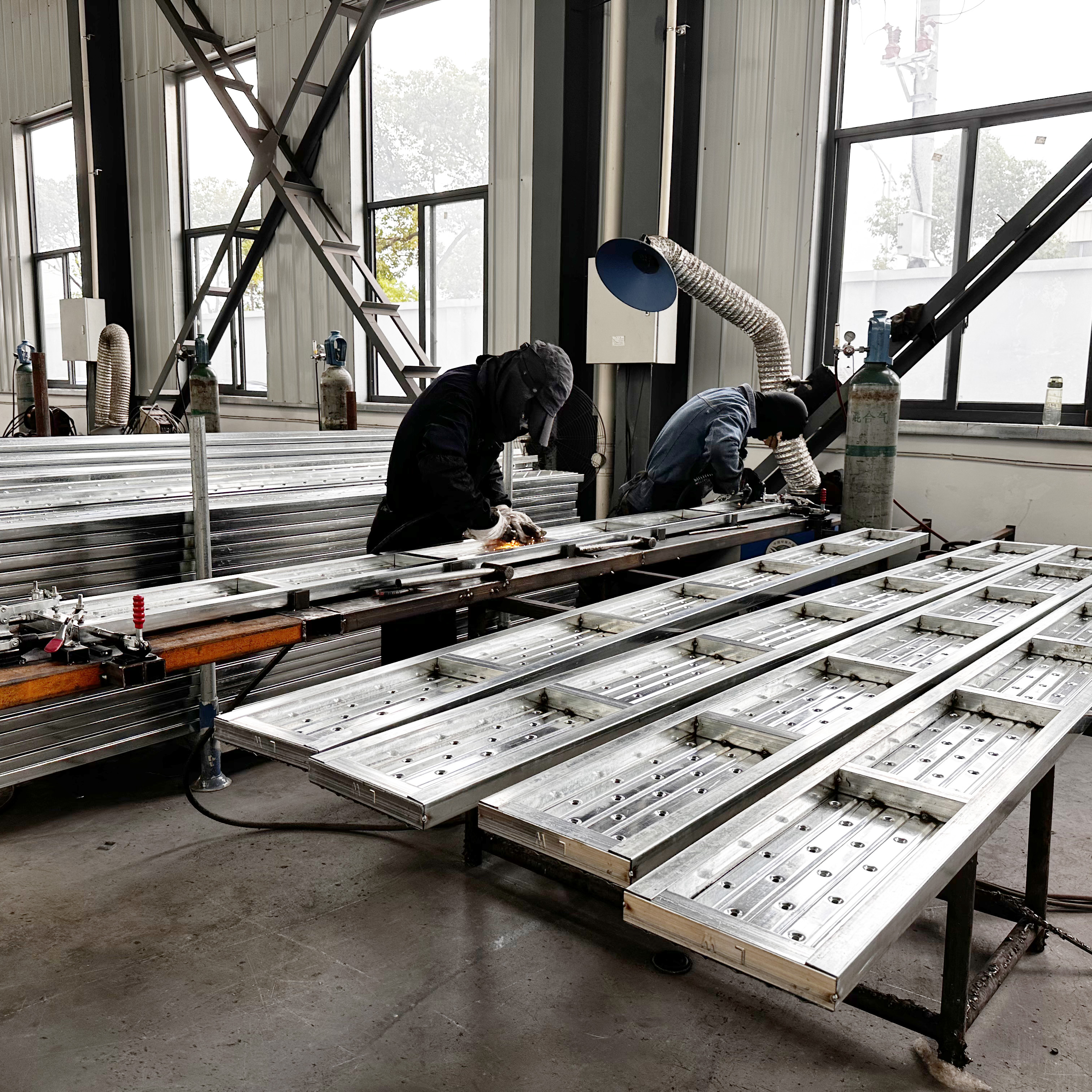 uzavřen&eacute; ocelov&eacute; prkno 