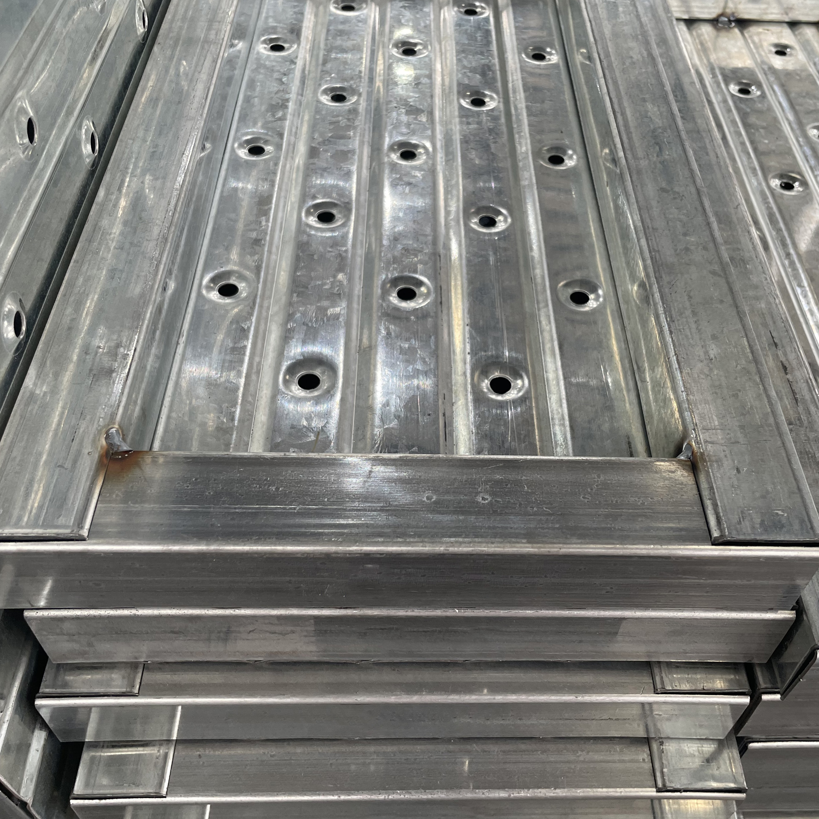 Uzavřen&aacute; ocelov&aacute; prkna