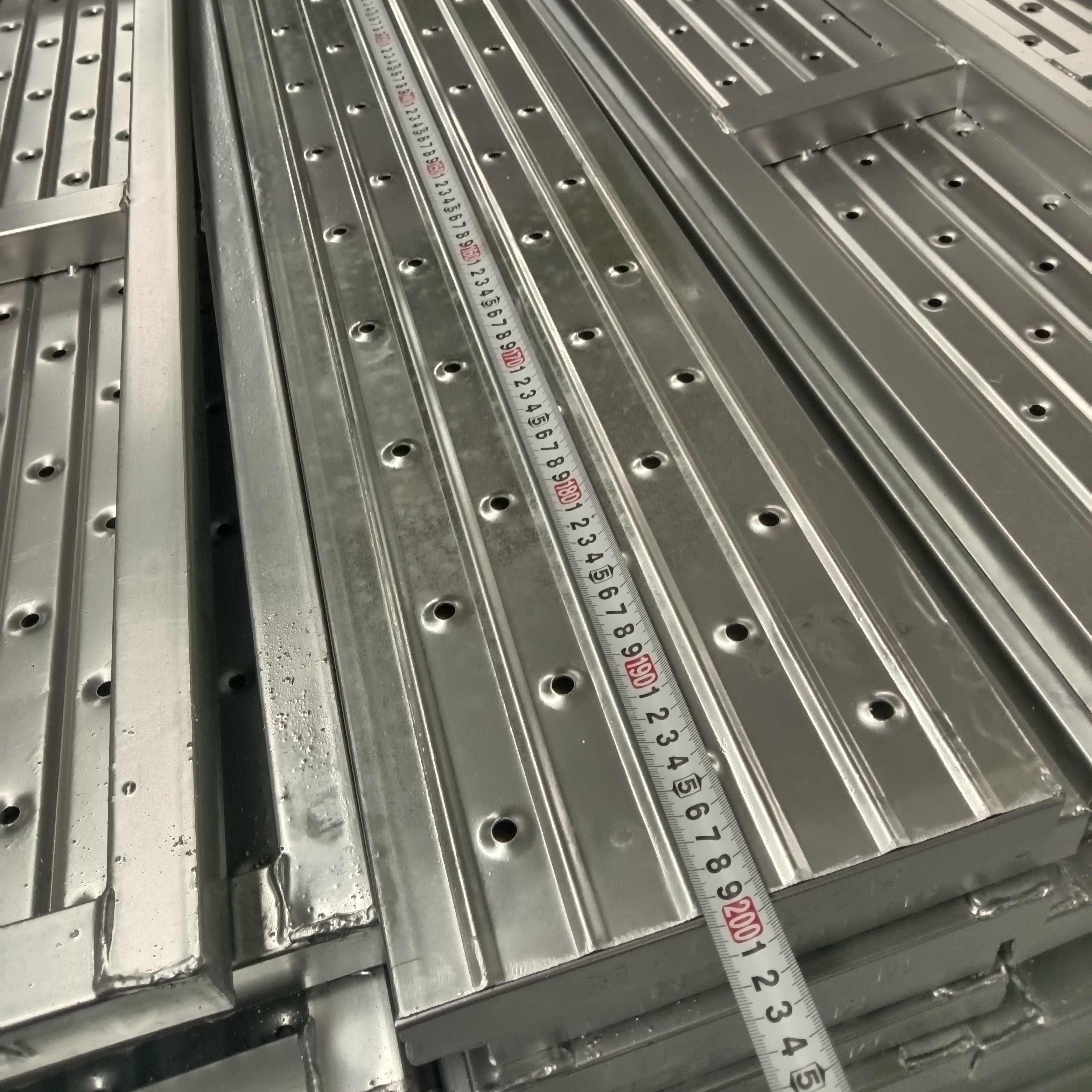 2,0 m uzavřen&eacute; ocelov&eacute; prkno