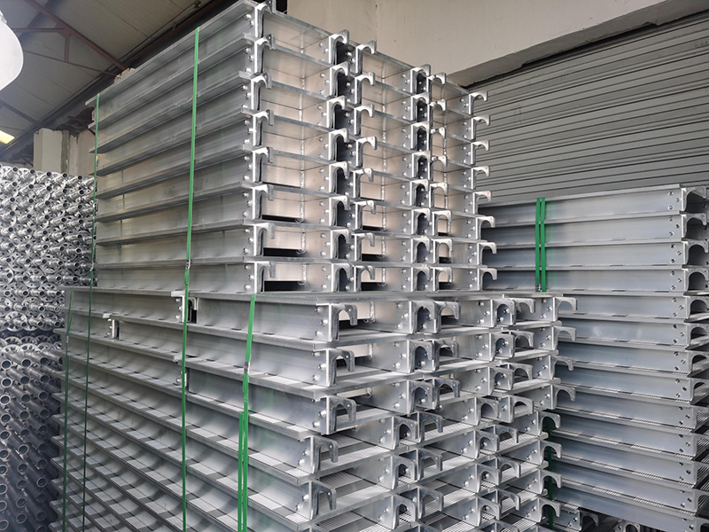 hlin&iacute;kov&eacute; lešen&iacute; prkna