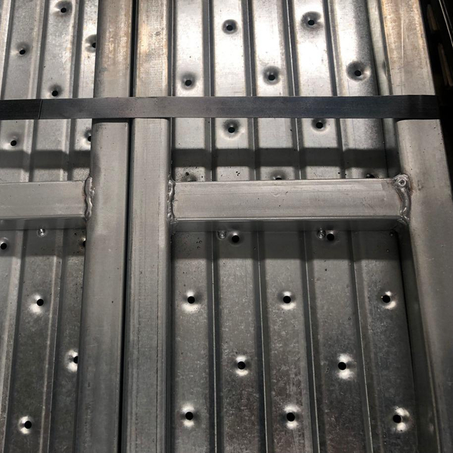 BS1139 Uzavřené ocelové lešení procházky