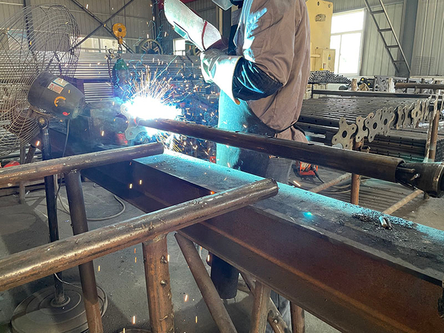 Nastavitelné svařovací sloupky