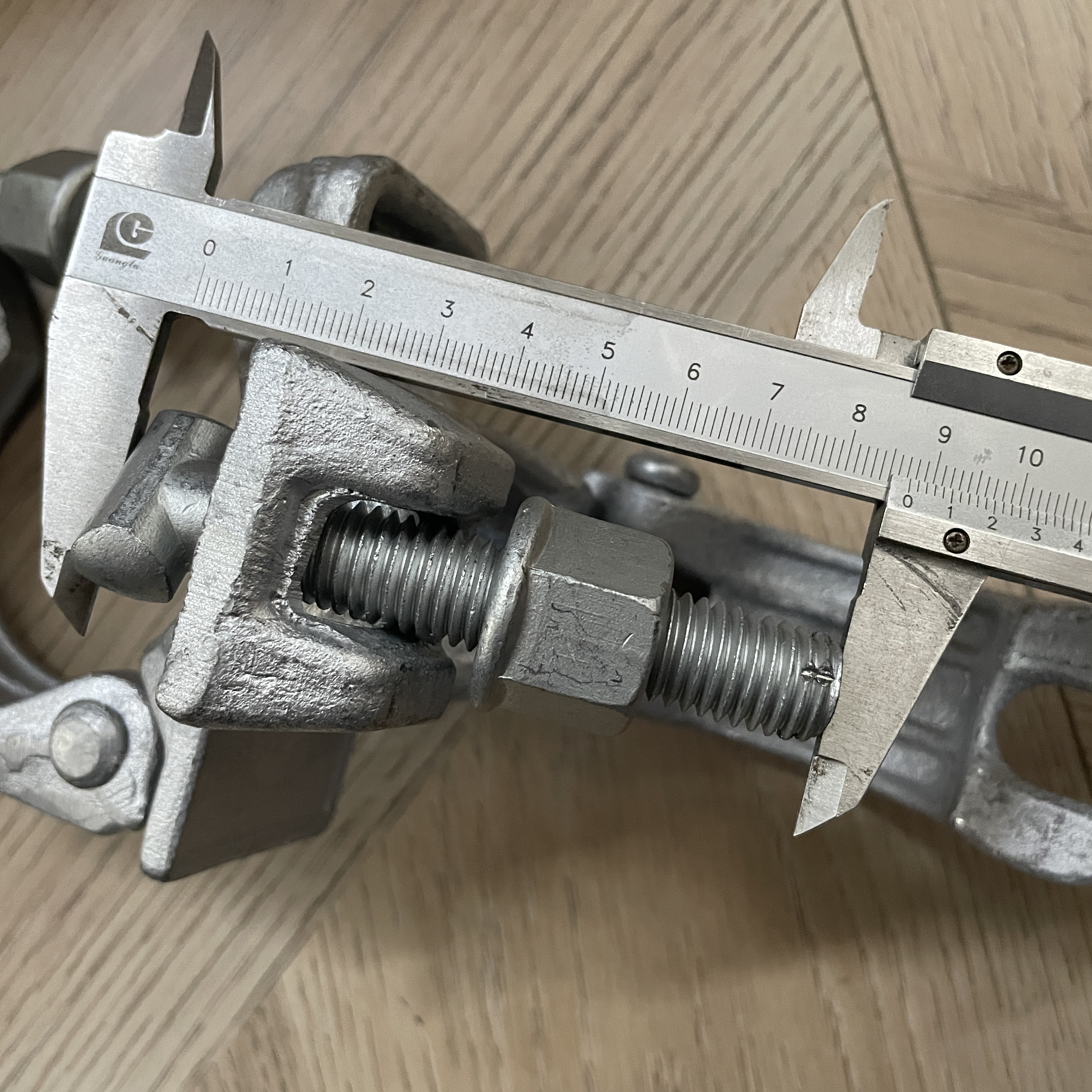 Speci&aacute;lně tvarovan&aacute; svorka na lešen&iacute; Svorka 