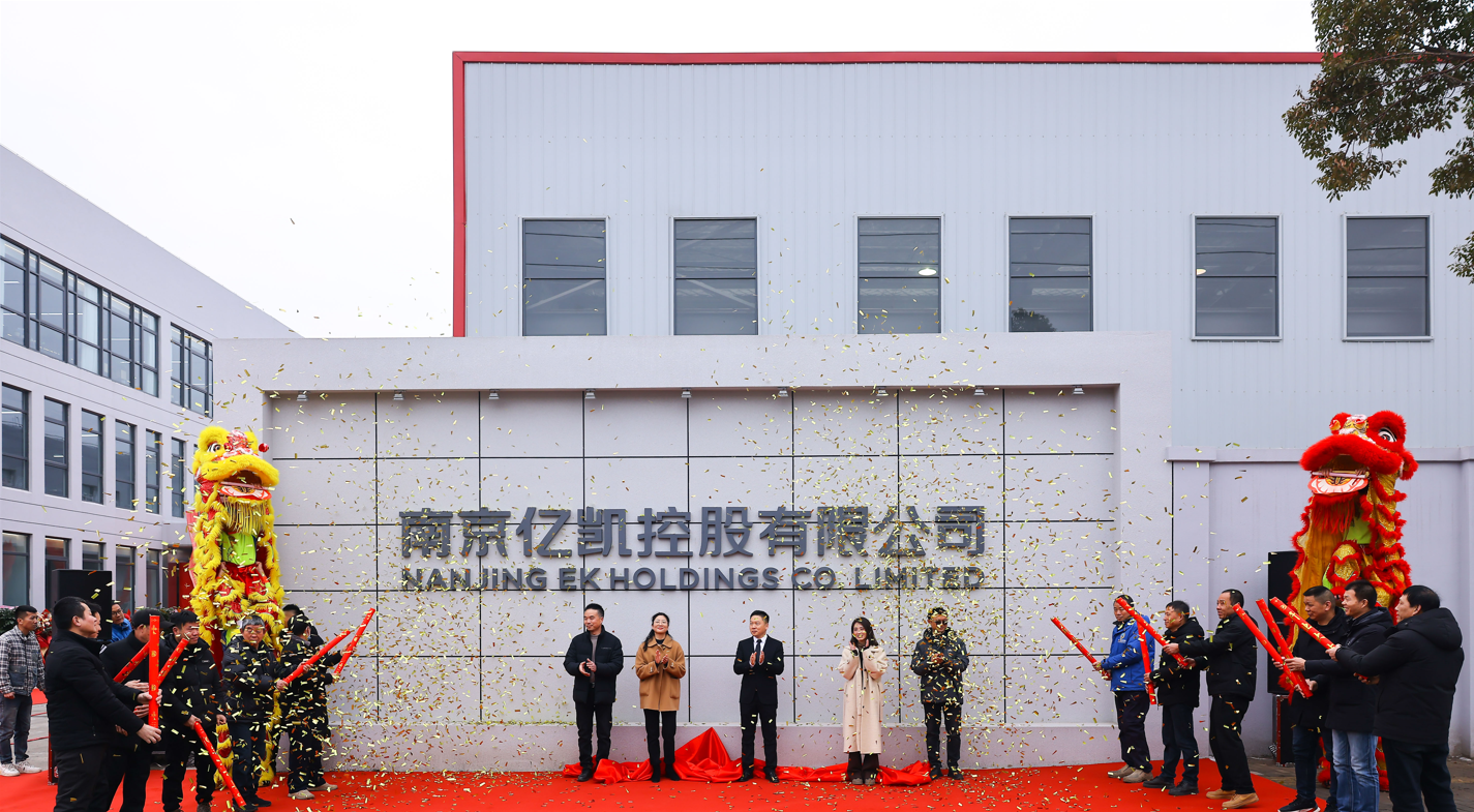 Dokončen&iacute; tov&aacute;rny na lešen&iacute; a oslava 12. v&yacute;roč&iacute;