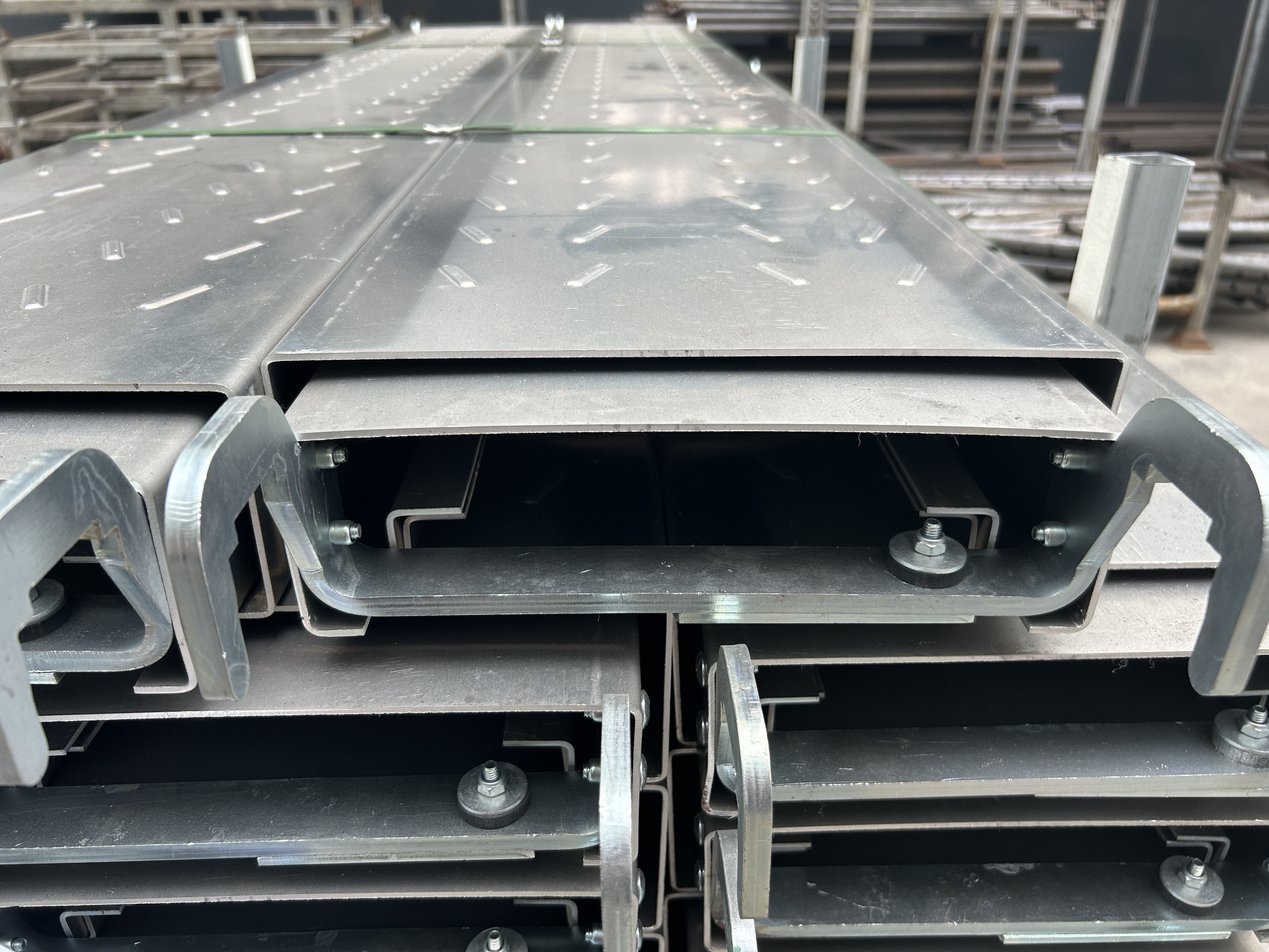 prkno na lešen&iacute; s h&aacute;kem 