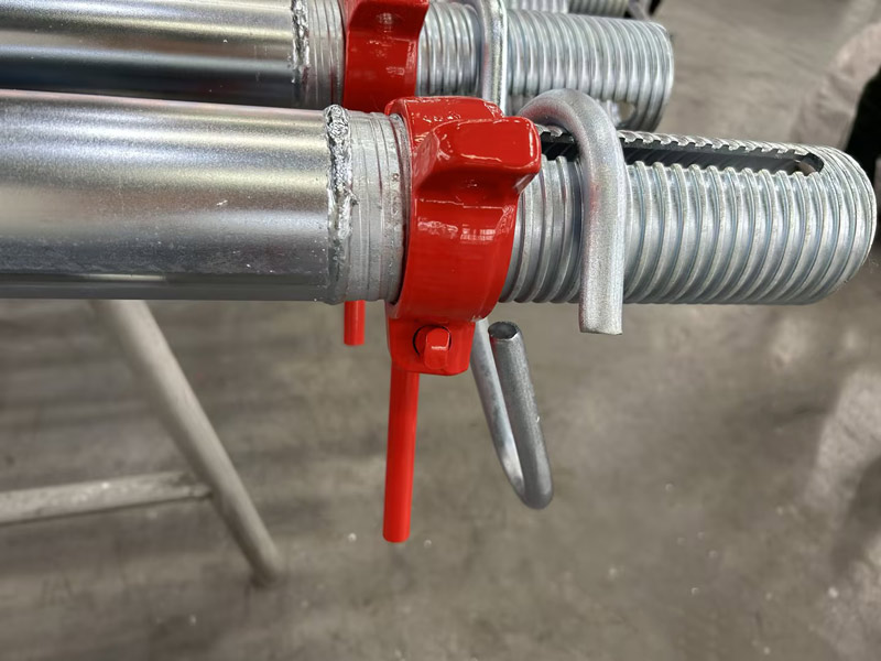 ž&aacute;rově pozinkovan&eacute; ocelov&eacute; podpěry