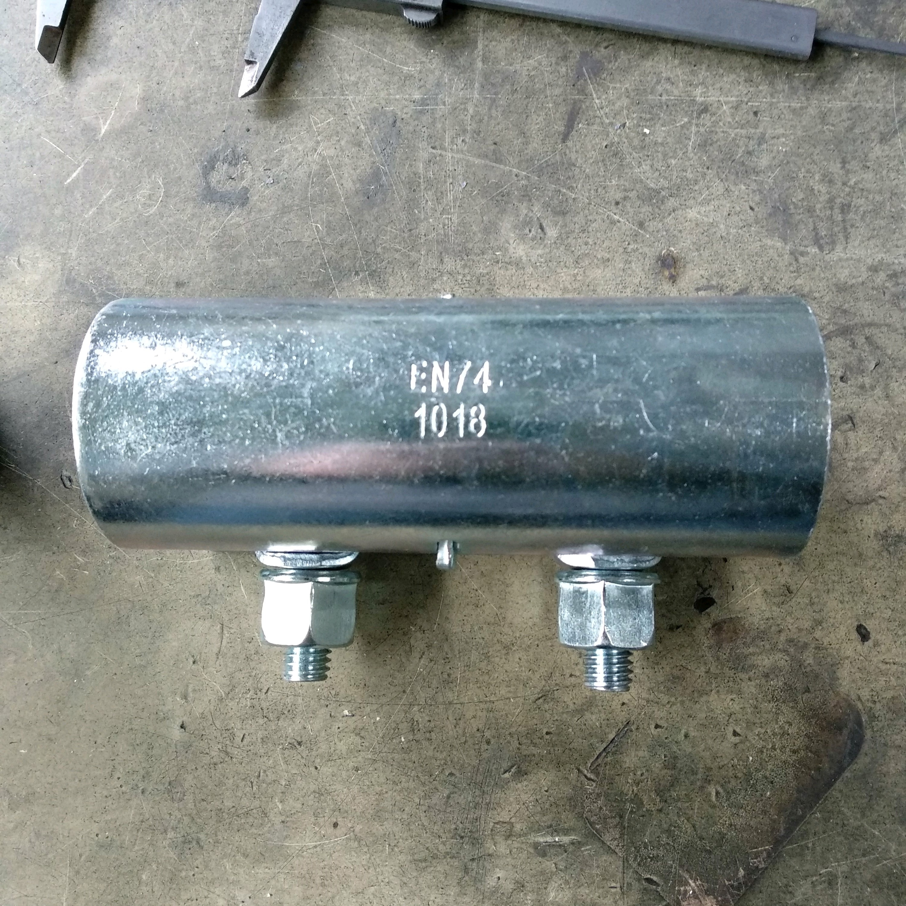 Stisknut&eacute; spojky s ruk&aacute;vem