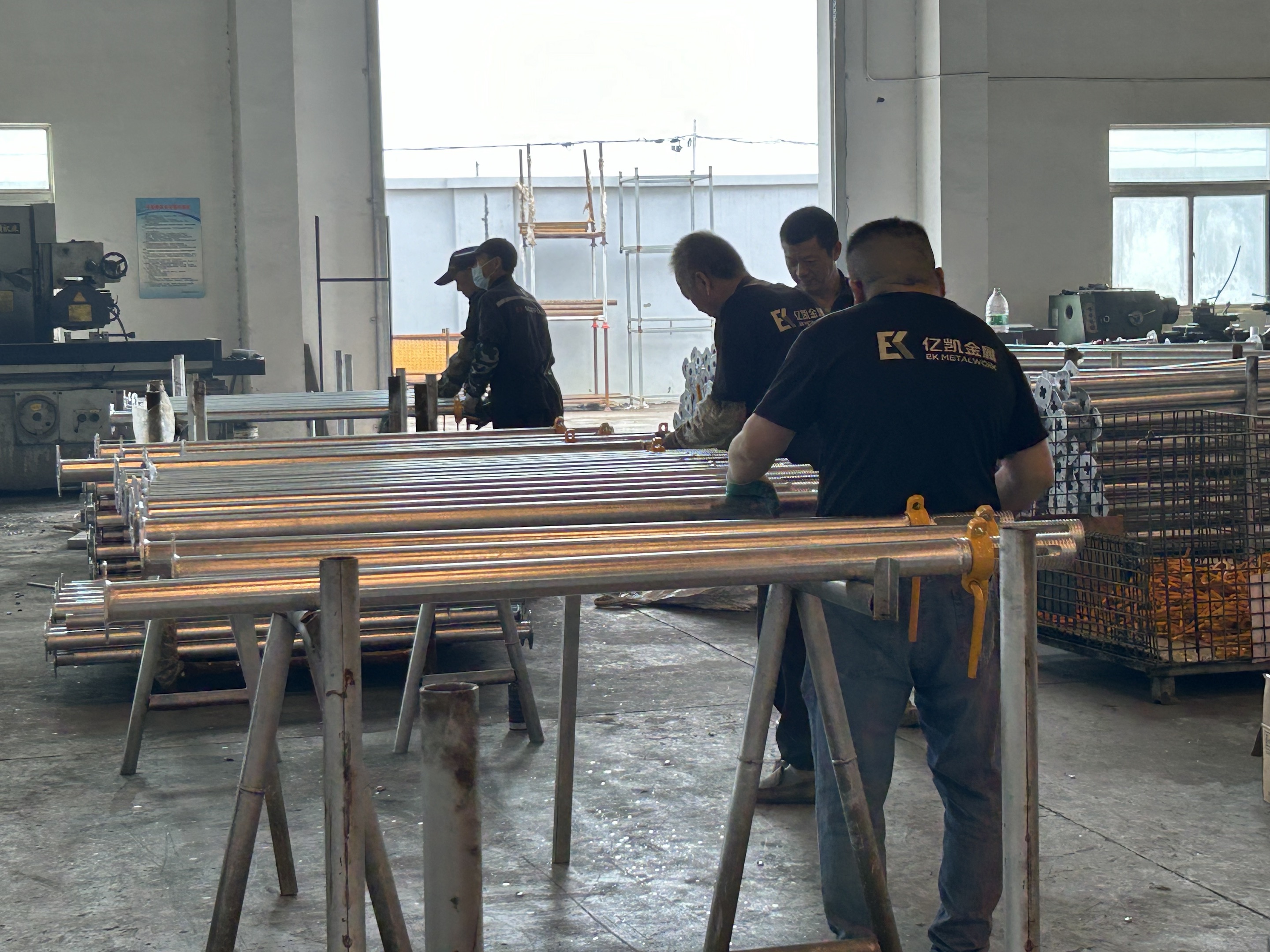 Nastaviteln&eacute; ocelov&eacute; podpěry 