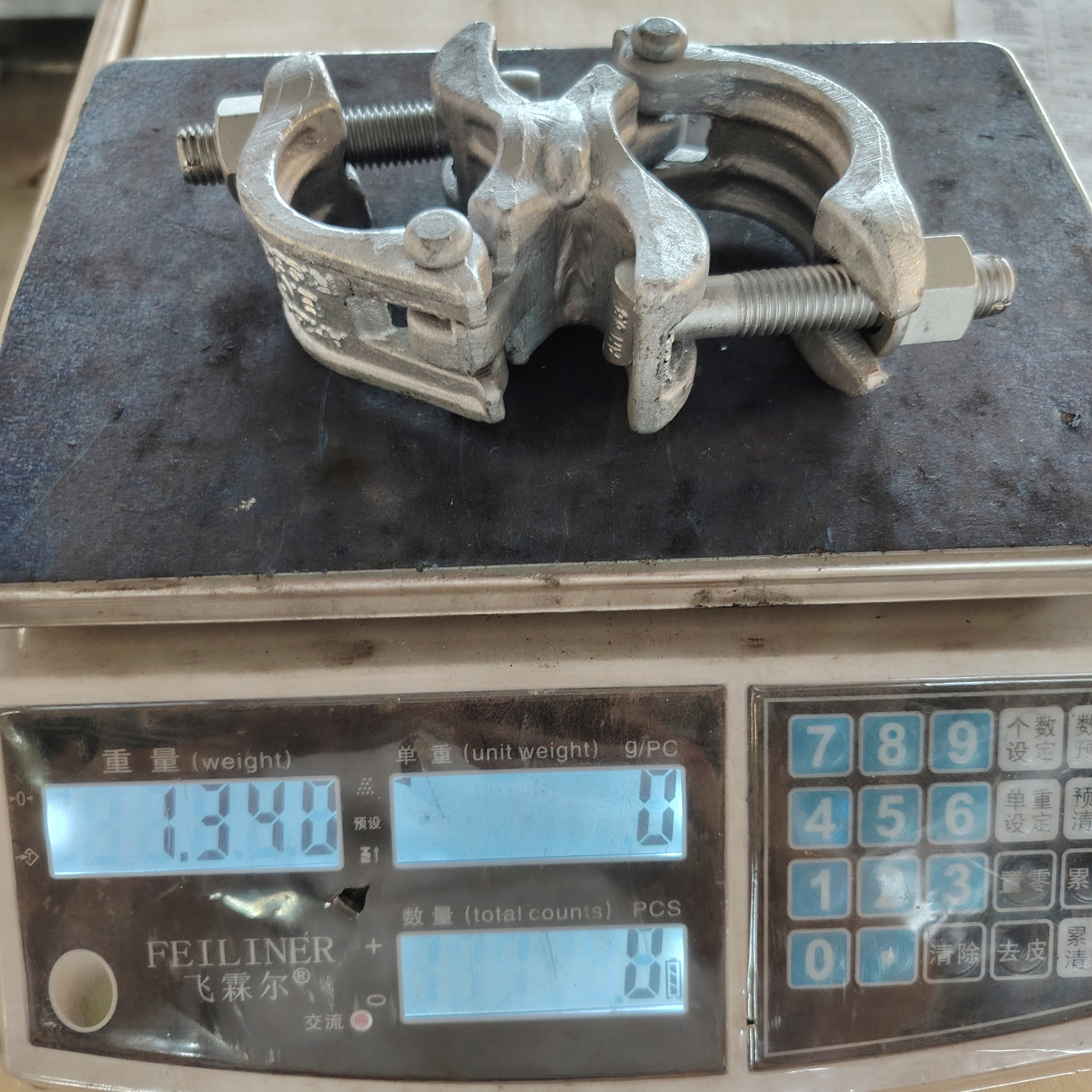 Distanční spojka - 74mm Speciálně tvarovaná svorka na lešení