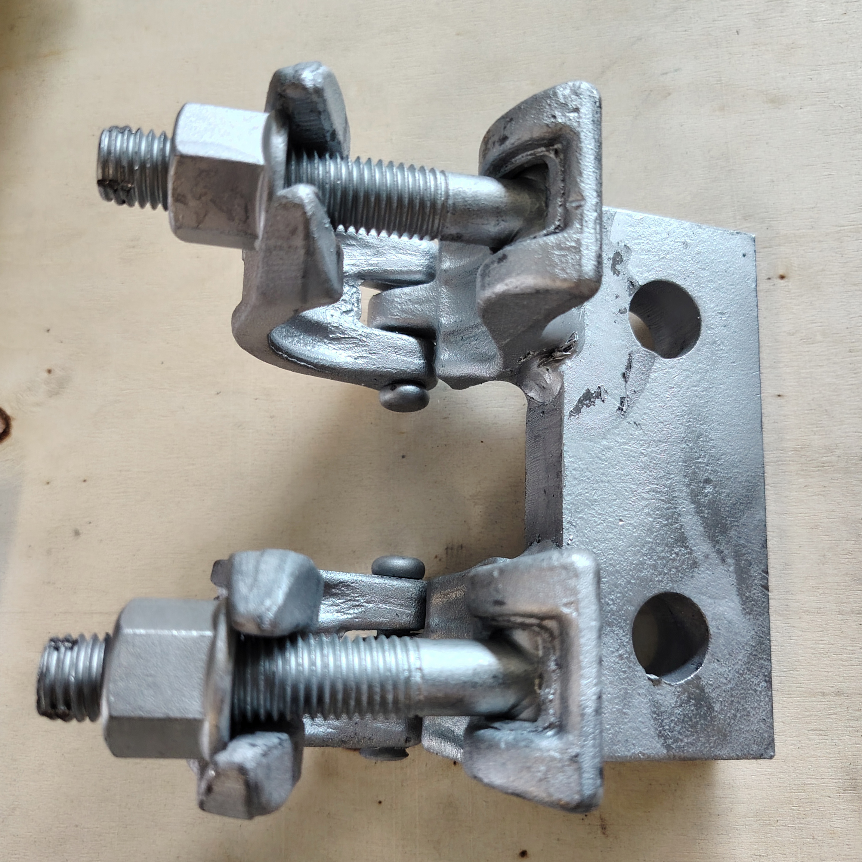 Bespoke Base Speciálně tvarovaná svorka na lešení