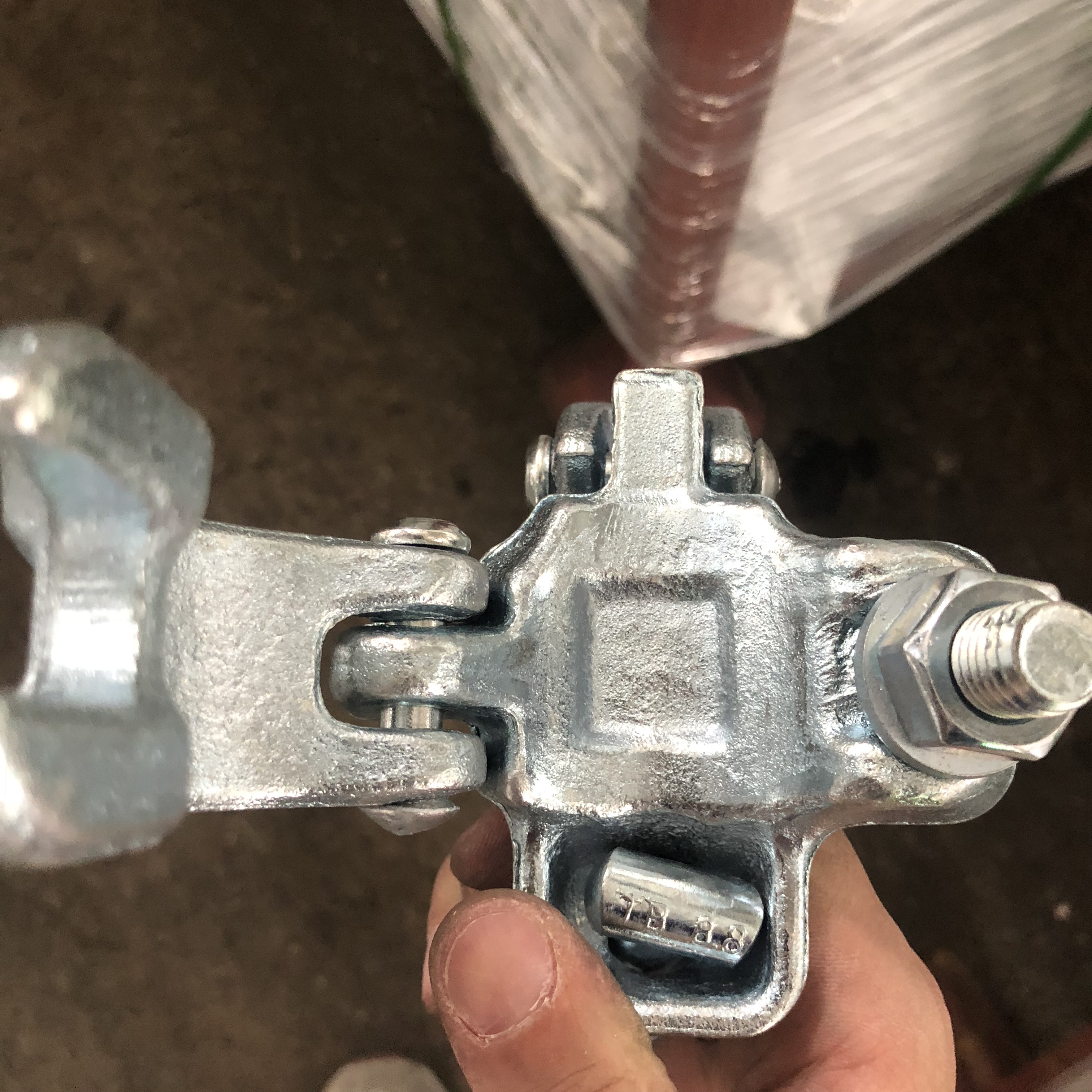 Z&aacute;pustkově kovan&aacute; dvojit&aacute; spojka britsk&eacute;ho typu 