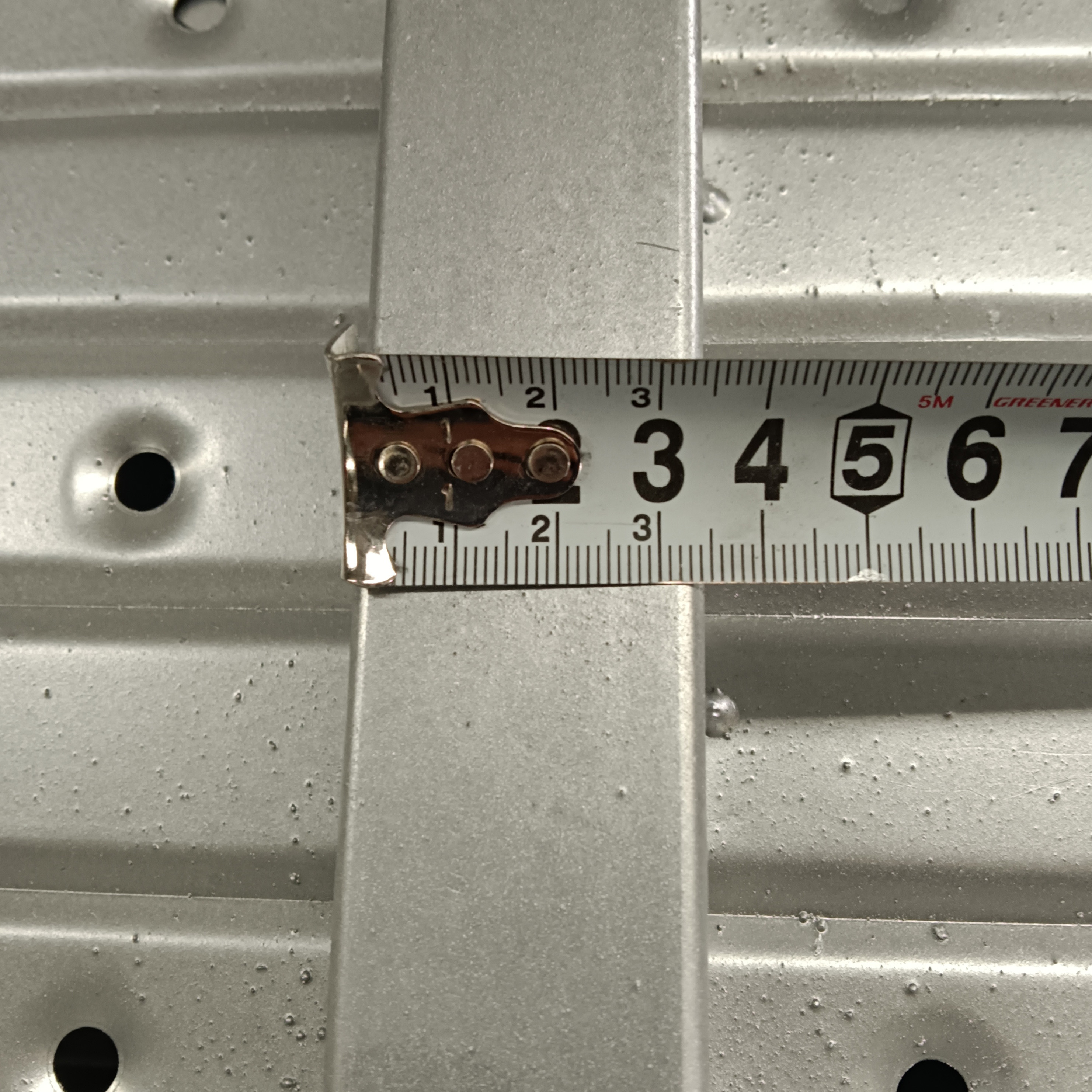 Ocelov&eacute; prkno 2000mm uzavřen&eacute;