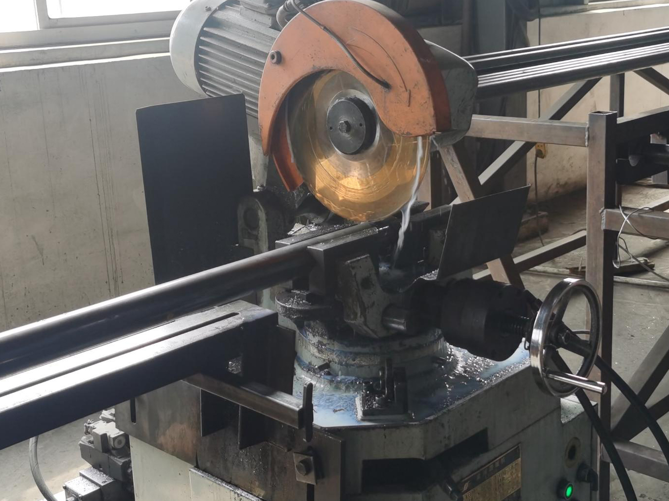 Ocelov&yacute; potrub&iacute; řez