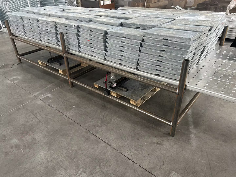 Deformace a posunut&iacute; 4 metry dlouh&eacute; uzavřen&eacute; lešen&aacute;řsk&eacute; desky při zat&iacute;žen&iacute; 5,6 tuny.