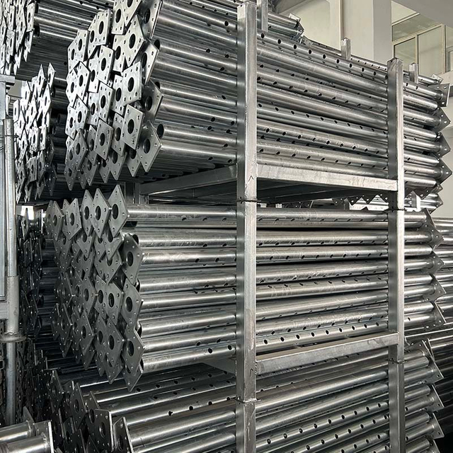 Nastavitelné rekvizity z lešení