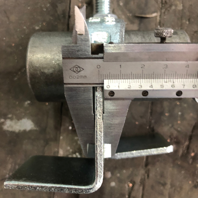 Udržovac&iacute; spojka na desce