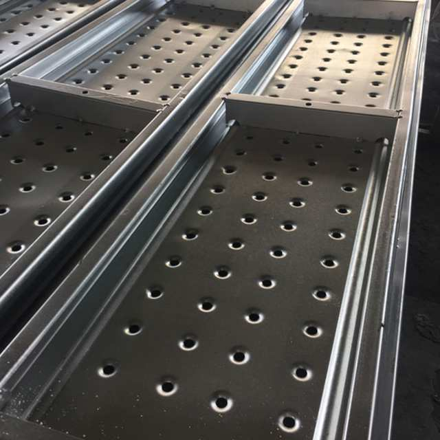 Plakolá deska s ocelovým lešením používaná při lešení oceli pro výstavbu