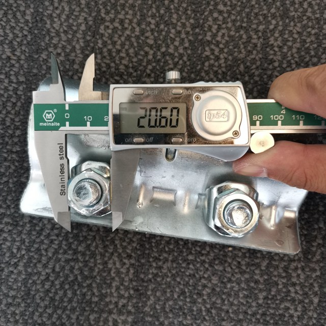 Stisknut&eacute; spojky s ruk&aacute;vem 08