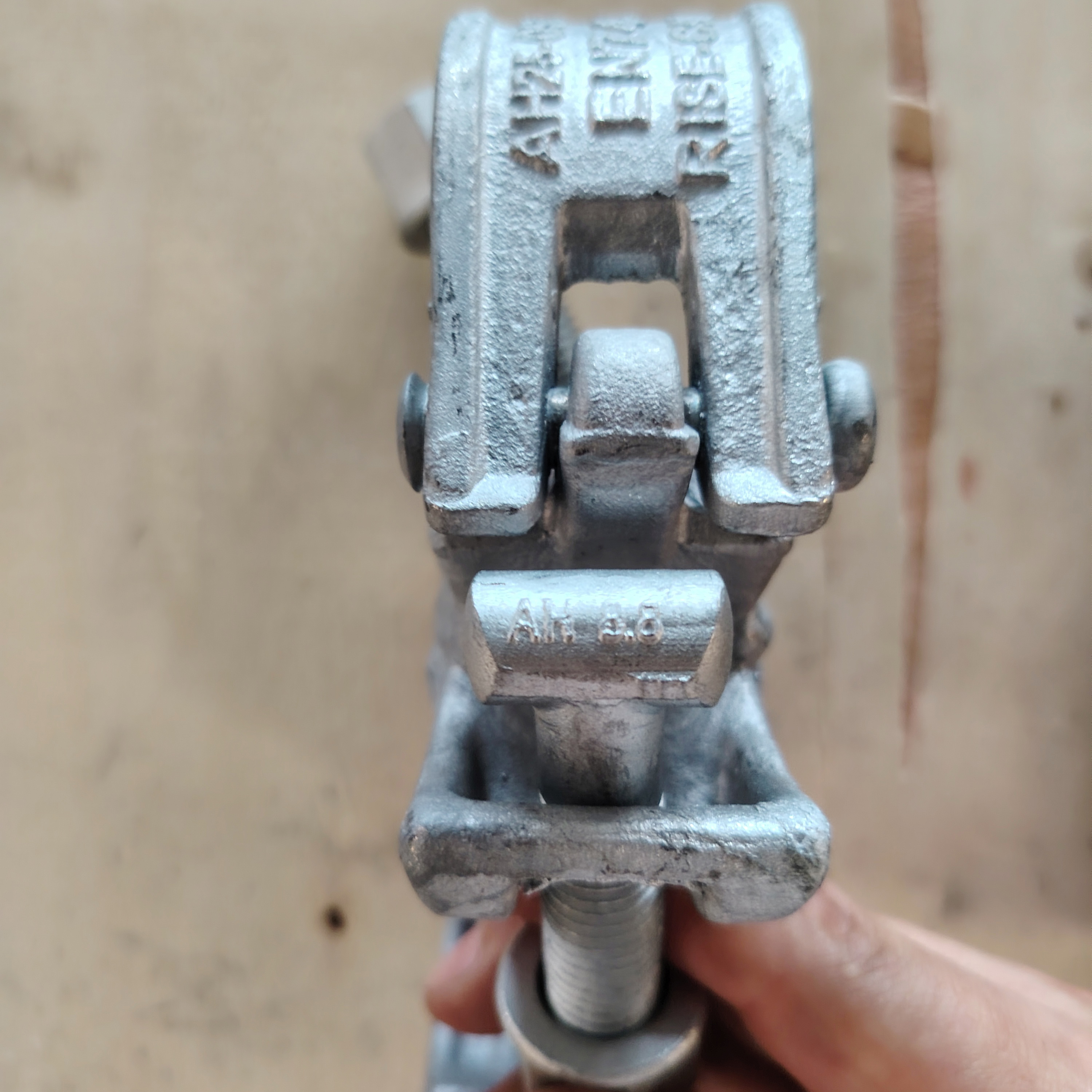 Distanční spojka - 74mm Speciálně tvarovaná svorka na lešení