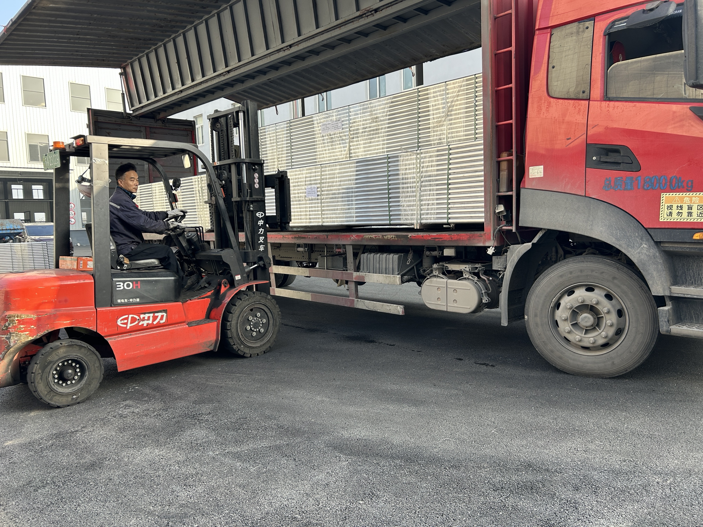 přeprava hlin&iacute;kov&eacute;ho př&iacute;hradov&eacute;ho nosn&iacute;ku 