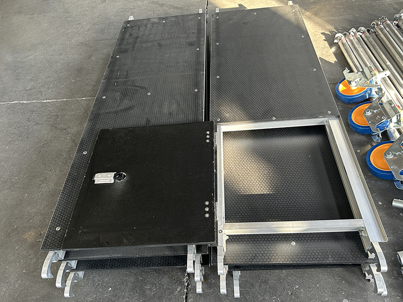 Platforma s padac&iacute;mi dveřmi