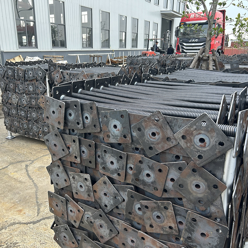 Nastavitelný pevný šroubový konektor s černým lešením 