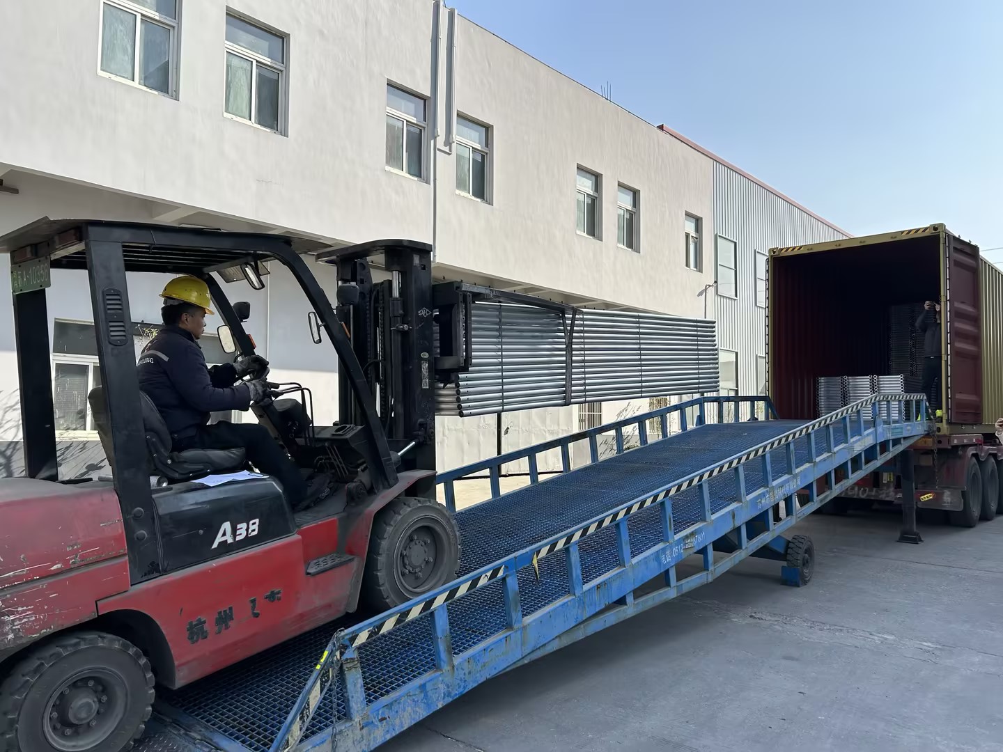 Přeprava př&iacute;hradov&yacute;ch nosn&iacute;ků lešen&iacute; 