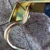 Fitting lešení BS1139 Skafold Clamp Coupler stisknuté tlačítko na desce