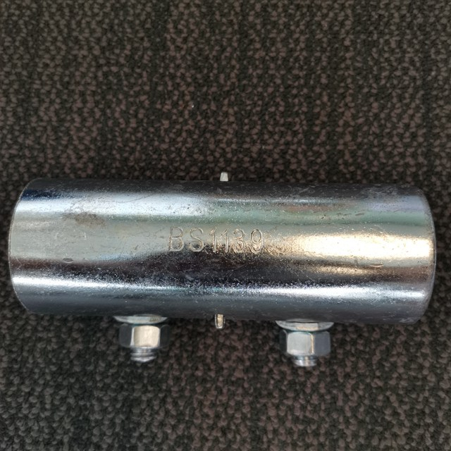 Lešení stisknuté lisované objímky trubice