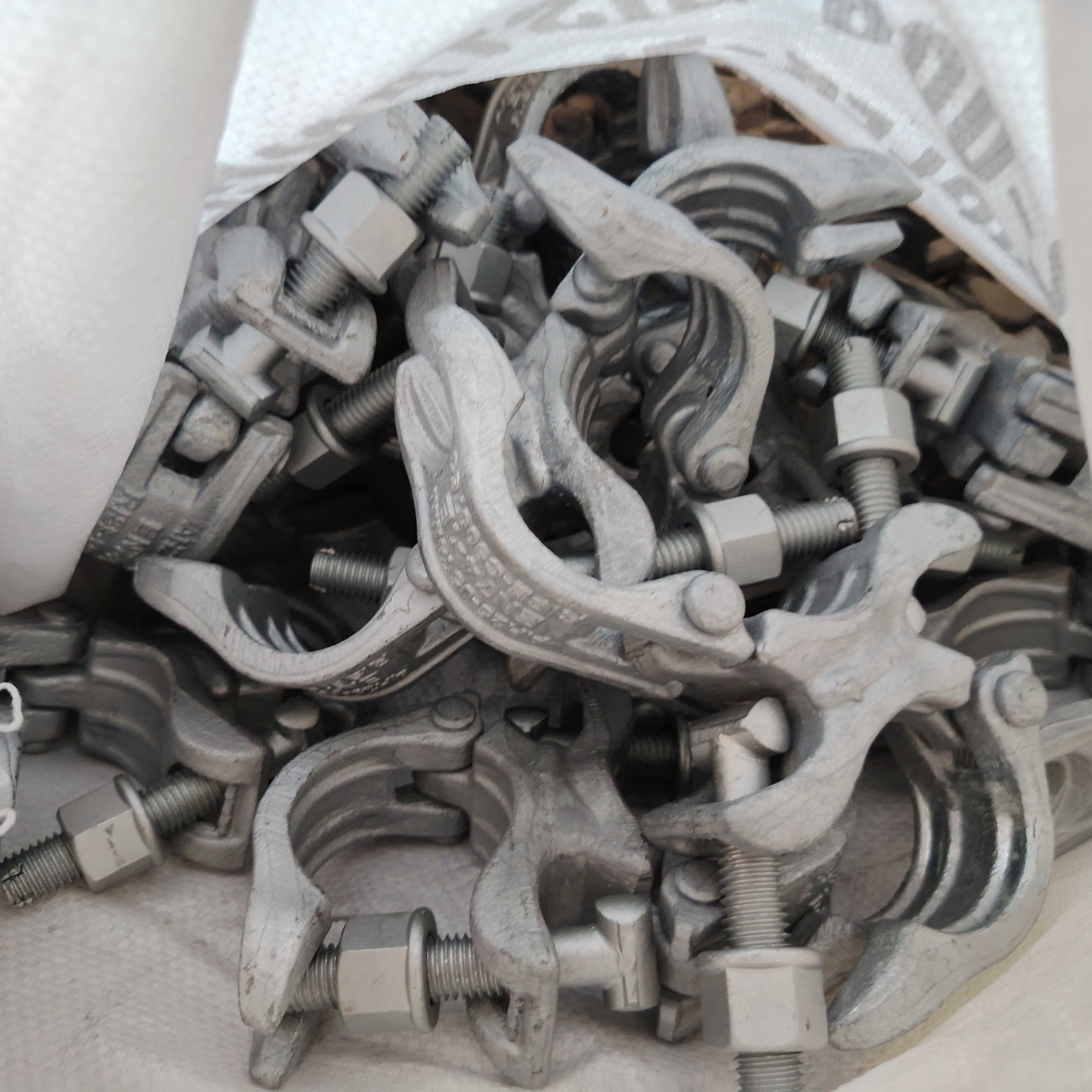 Distanční spojka - 74mm Speciálně tvarovaná svorka na lešení