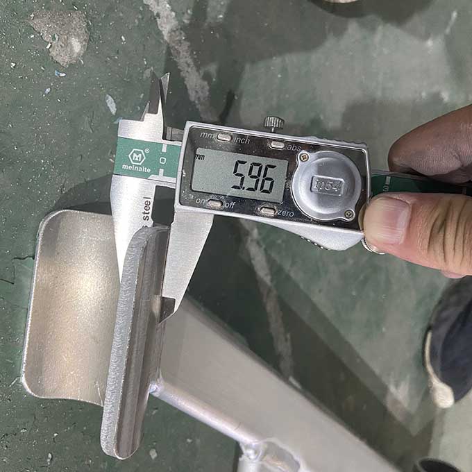 konzola Drž&aacute;k hop -up lešen&iacute; - napůl 