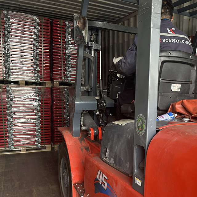 vratn&aacute; lodn&iacute; př&iacute;stupov&aacute; br&aacute;na po žebř&iacute;ku