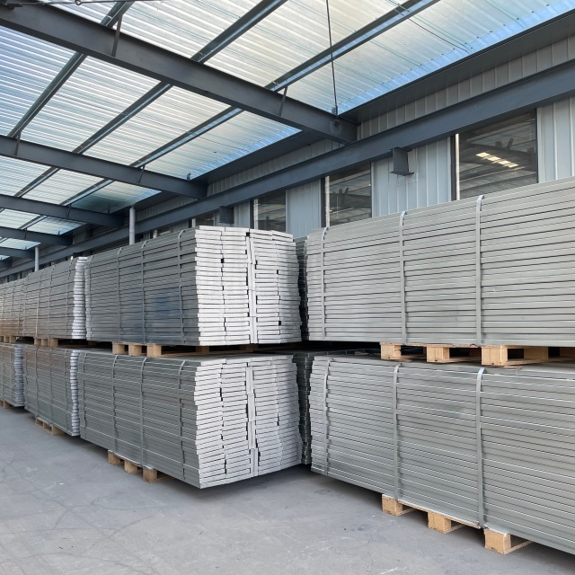 1,5 m uzavřené ocelové prkno